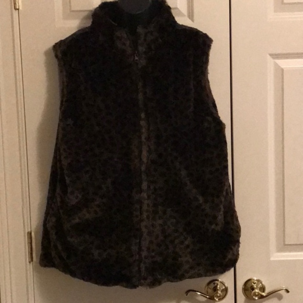 Totes Leopard/Black Vest